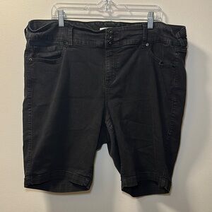 💛Torrid Women’s Black Bermuda Jegging Super Stretch High Rise Short Sz 24